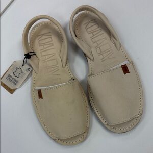 Koolaburra Women's Tan Leather Sandals Small stain  NWT